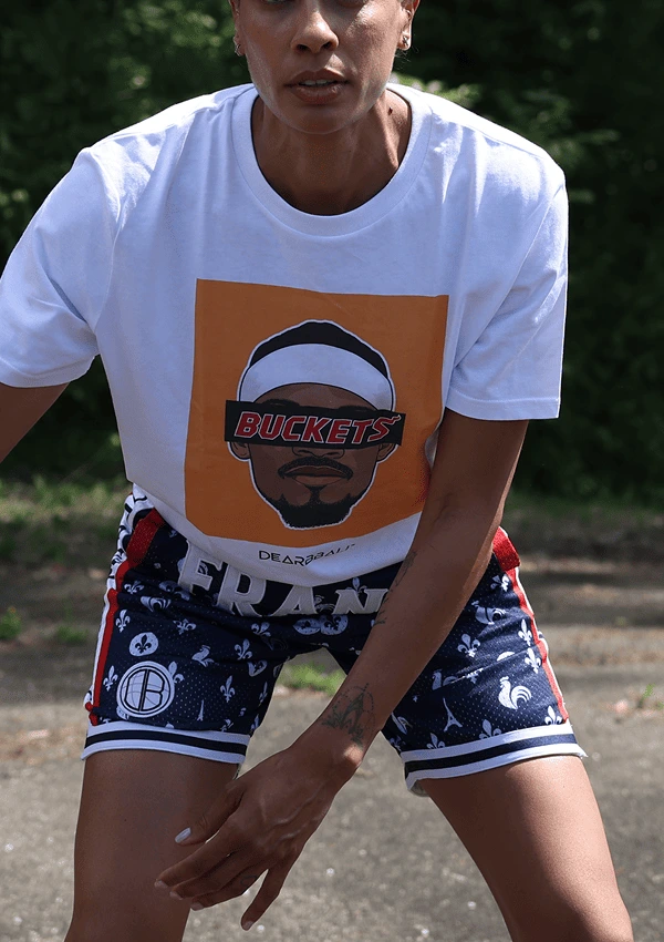 Personne jouant au basket portant le short France Royauté Blue Édition